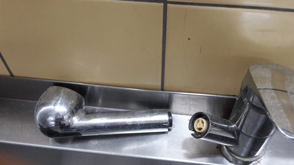 V priestore dopeku nefunkčné umývadlo s rozobratým sifónom a batériou.