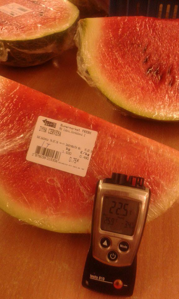 Krájaný melón vodový predávaný zo stola na predajnej ploche pri teplote + 22,5 C pričom na etikete výrobku sú uvedené skladovacie podmienky-skladujte pri teplote do + 6 C.