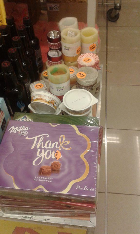 a predajnej ploche je spoločne uchovávaný akciový tovar-vonné sviečky, gazdovská horčica, milka čokoláda, energetické nápoje 