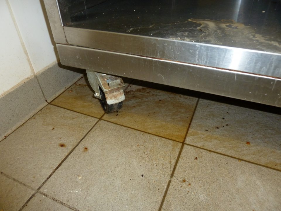 Voda na podlahe pod teplovzdušnou pecou