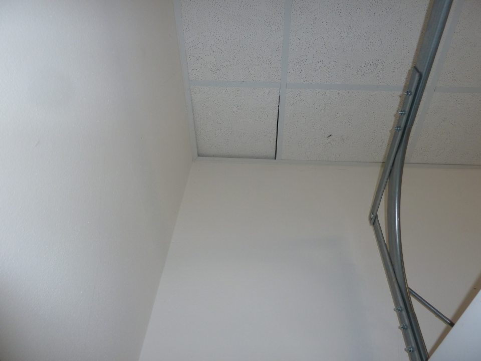 Neutesnený stropný panel v sklade.