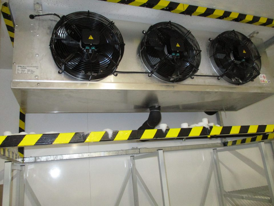 Ľad na konštrukcii mraziacej jednotky.