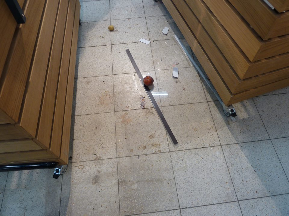 V prevádzke nečistoty pod zásobníkmi na ovocie a zeleninu.