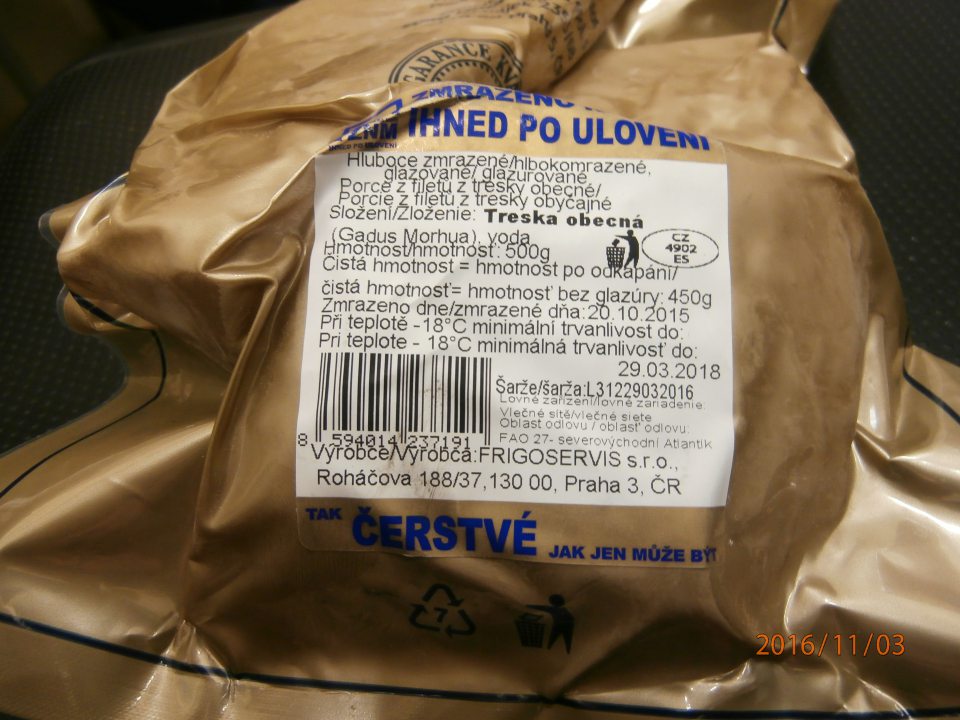 Hlbokozmrazen, glazúrované porcie z tresky obyčajnej neoznačené informáciou o vákuovom balení.