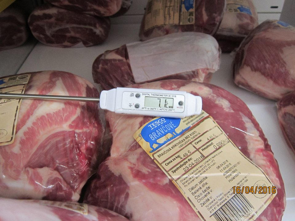 Bravčová krkovička bez kosti - vystavovaná v chladiacej vitríne na predajnej ploche pri teplote vyššej ako udáva výrobca.