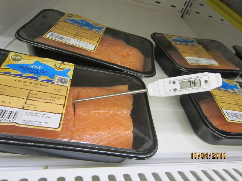 Losos atlantický - (teplota v jadre), uchovávanie v chladiacej vitríne na predajnej ploche pri nevyhovujúcej teplote.