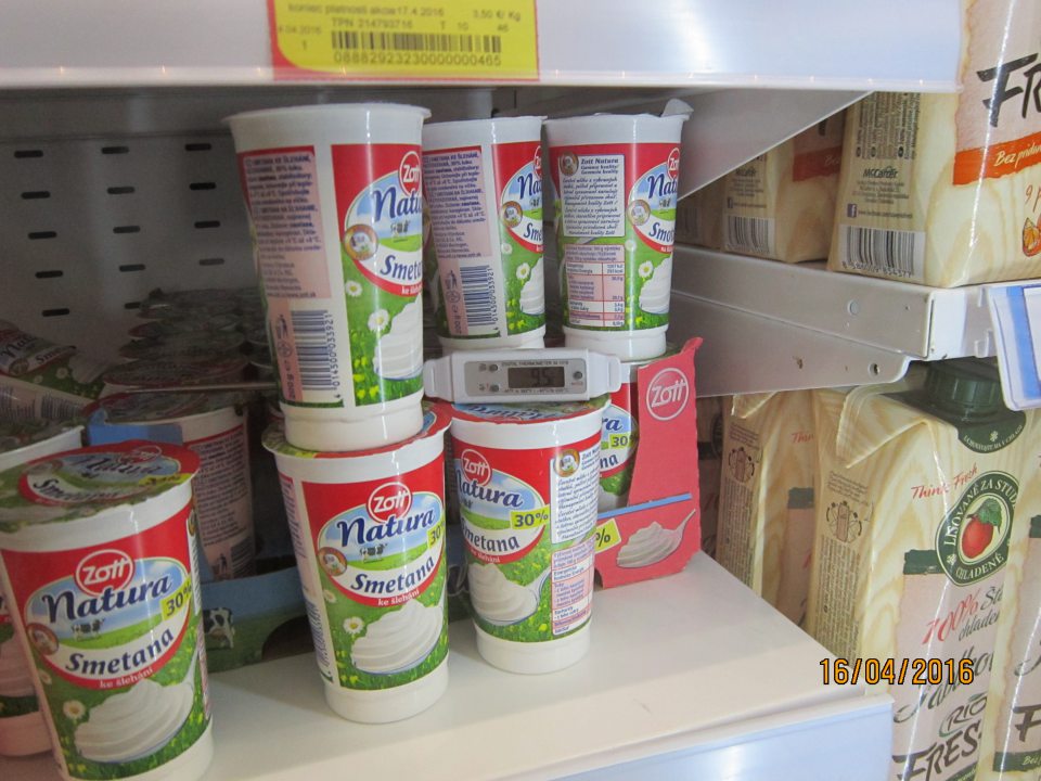 Smotana na šľahanie ZOTT - vystavované na predajnej ploche v chladiacej vitríne pri nevyhovujúcej teplote.