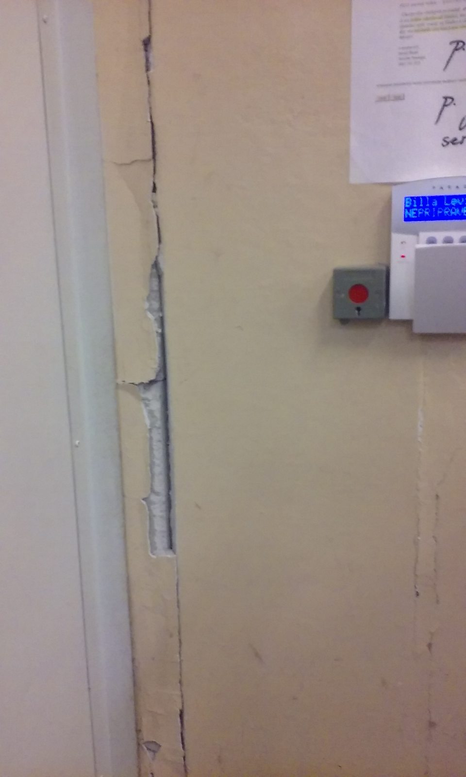 v skladovacom priestore poškodená stena rohu pri chladiacom boxe mäsových výrobkov