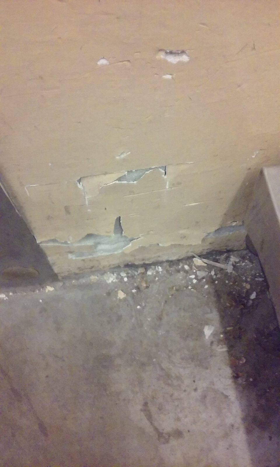 poškodená spodná časť steny v skladovacom priestore pri príjme