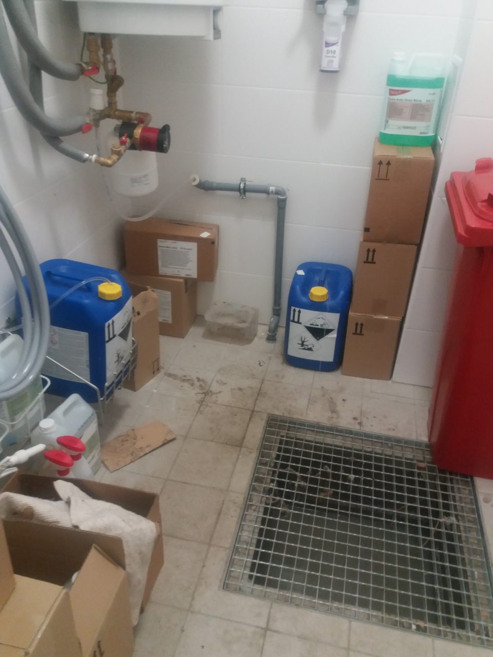 V sklade čistiacich a dezinfekčných potrieb znečistená podlaha.