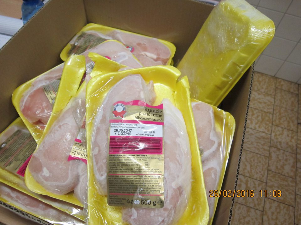 Porušený obal, poškodené tácky a známky vysušenia mrazom.