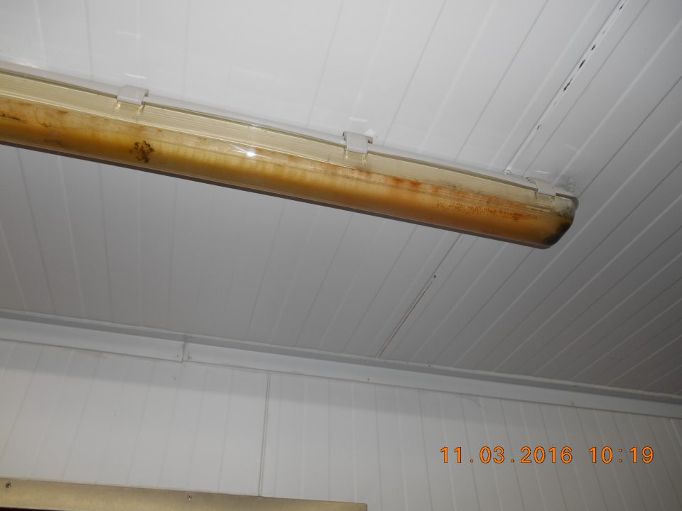 Chladiaci box má znečistené dno krytu neónového svietidla zvyškami zaschnutej tekutiny.