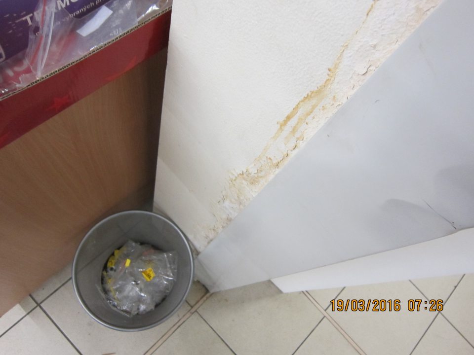 Poškodenie steny na predajnej ploche následkom zatekania dažďovej vody.