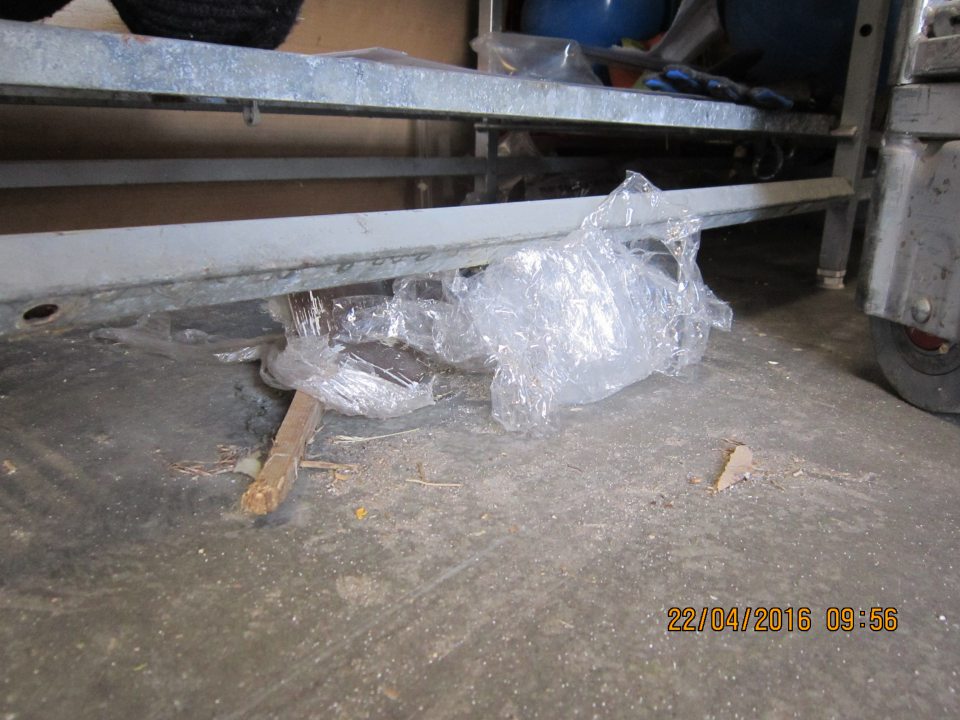 V zázemí prevádzky v časti príjem tovaru zistené hrubé nečistoty, fólie, papiere, plech, špina a prach pod regálom vedľa odpisu pečiva.