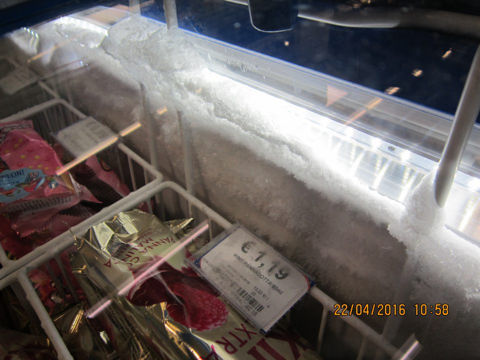 V prevádzke mraziaci box na uchovávanie nanukov so silnou vrstvou námrazy na stenách a košoch.