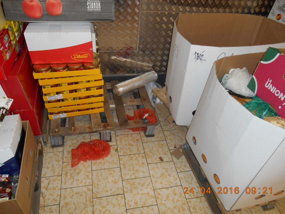 V skladovom priestore neprimeraný neporiadok, spoločne uložený odpad s uskladneným tovarom.