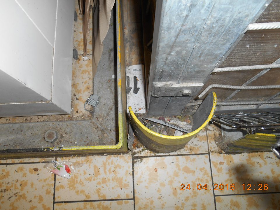 Skladový priestor nedostatočne čistený, zanesený špinou v zle prístupných častiach skladu.