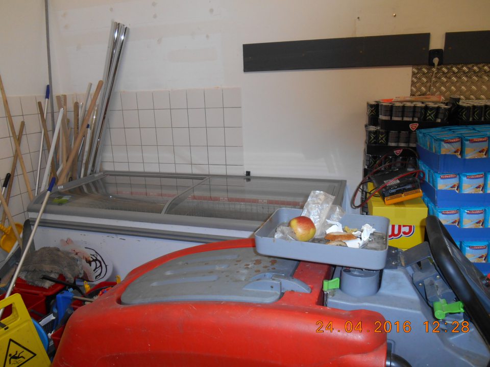 V časti skladu, kde je vyčlenený priestor na skladovanie čistiacich prostriedkov, čistiaceho náradia a na dobíjanie elektrických batérií čistiacich strojov umiestnený mraziarenský box s potravinami.