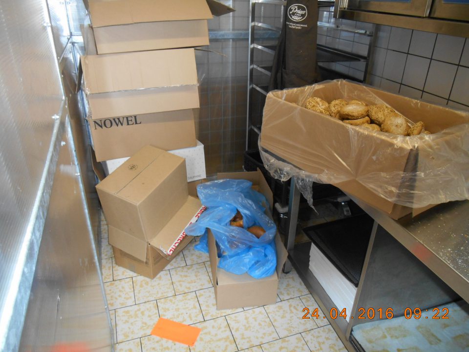 V priestore vyčlenenom pre "dopek" pekárskych výrobkov priamo na podlahe uložené kartóny s mrazenými pekárskymi výrobkami.