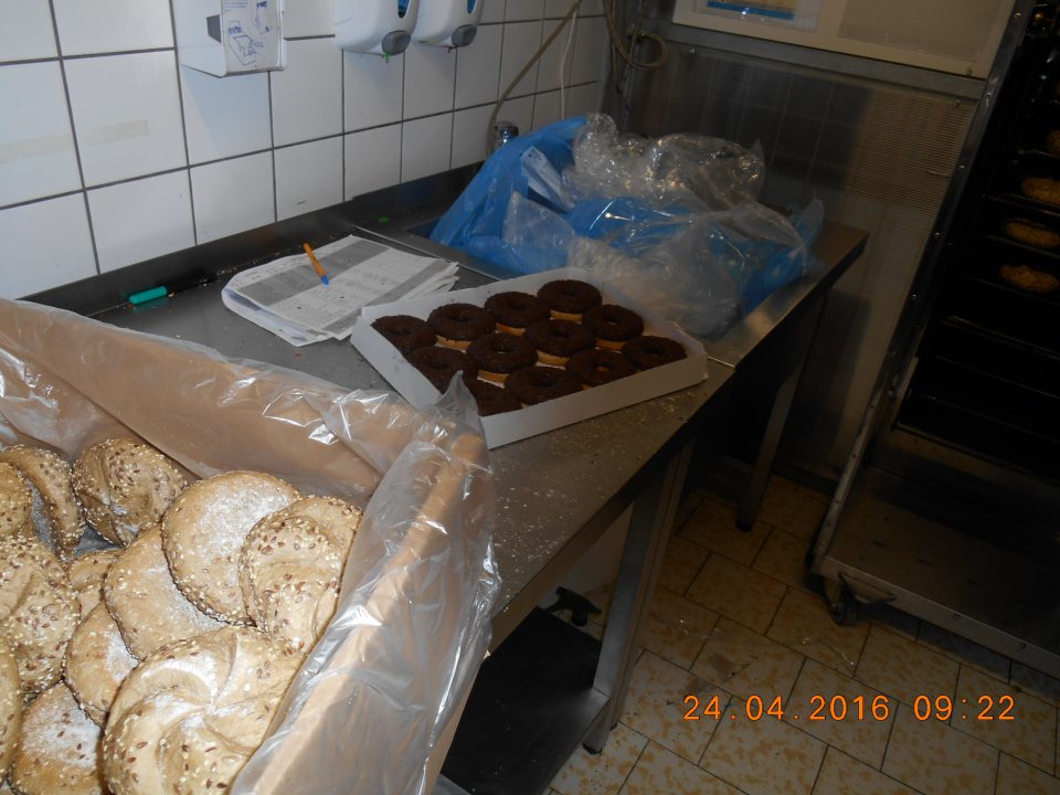 Nehygienické rozmrazovanie pekárskych výrobkov na stole v priestore vyčlenenom pre "dopek".