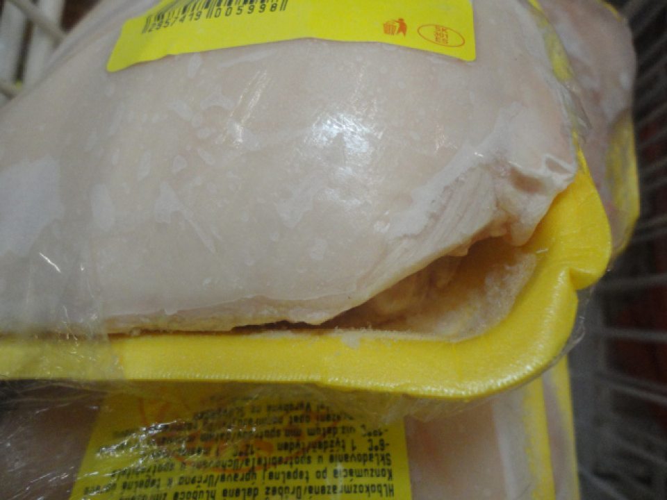 Predaj výrobku s poškodeným obalom so známkami vysušenia mrazom/škvrny po výmraze.