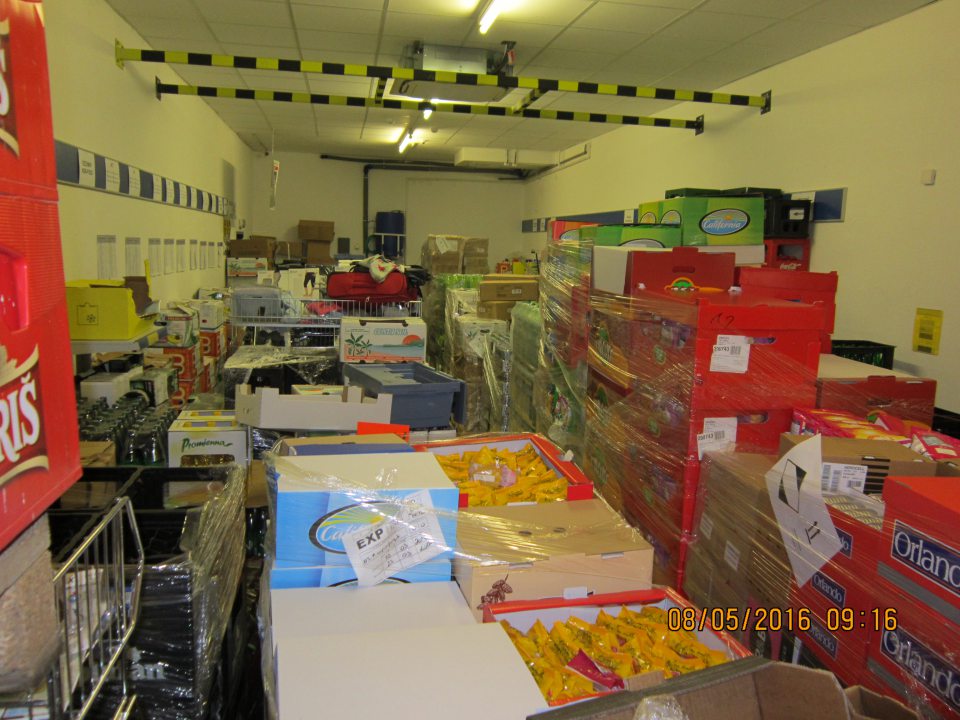 V prevádzke preplnenie skladu tovarom uskladneným nevhodným spôsobom, ktorý neumožňuje vykonať jeho kontrolu.