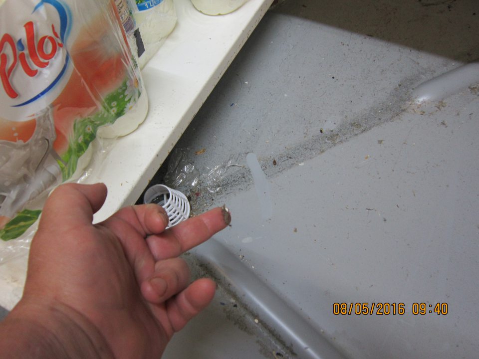 Výskyt plesní a silného znečistenia pod úložnou doskou chladiarenského zariadenia na predaj čerstvého mlieka.