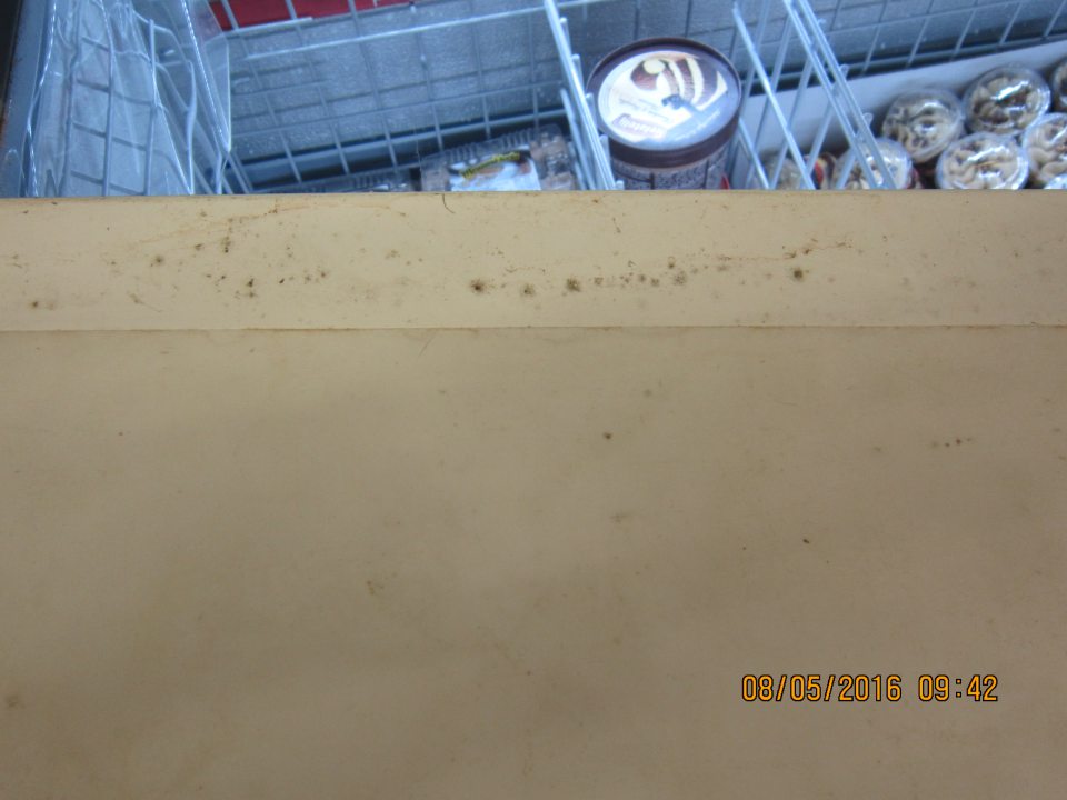 Čierna pleseň na podložke chladiarenského zariadenia určeného na uchovávanie mliečnych výrobkov.