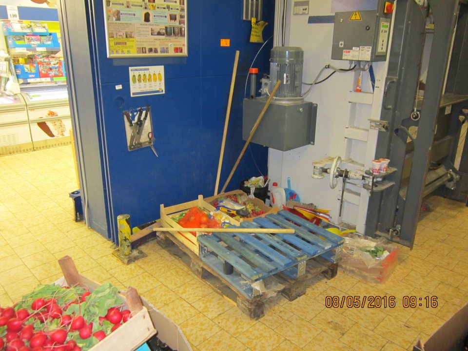 V časti skladu pri vchode na predajnú plochu zistené skladovanie čistiacich prostriedkov a pomôcok spolu s biologickým odpadom živočíšneho a rastlinného pôvodu.