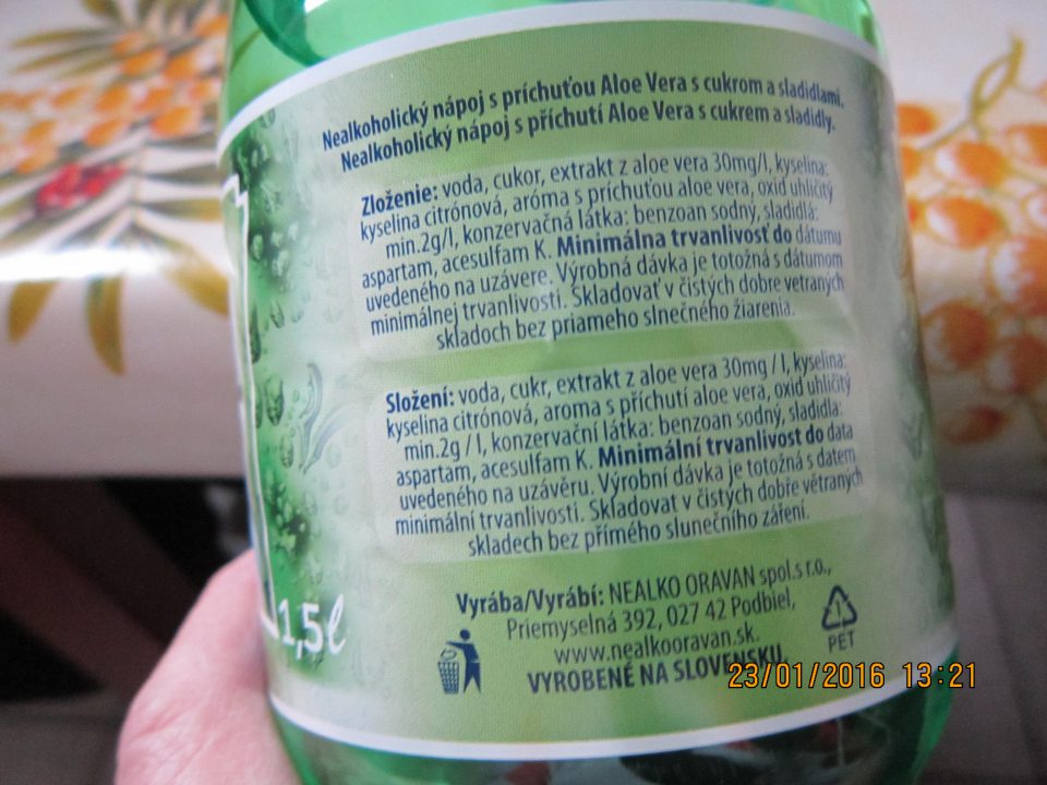 Aloe Vera jemne sýtená, nealkoholický nápoj s príchuťou Aloe Vera s cukrom a sladidlami- v označení výrobku nie je uvedený dodatočný povinný údaj "obsahuje zdroj fenylalanínu".