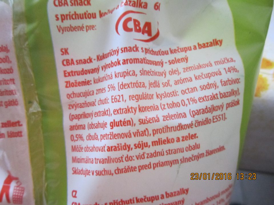 CBA tyčinky snack- Kukuričný snack s príchuťou kečupu a bazalky, extrudovaný výrobok aromatizovaný-solený- v označení výrobku nie je uvedené množstvo zložky kukuričná krupica, ktorá je uvedená v názve výrobku.