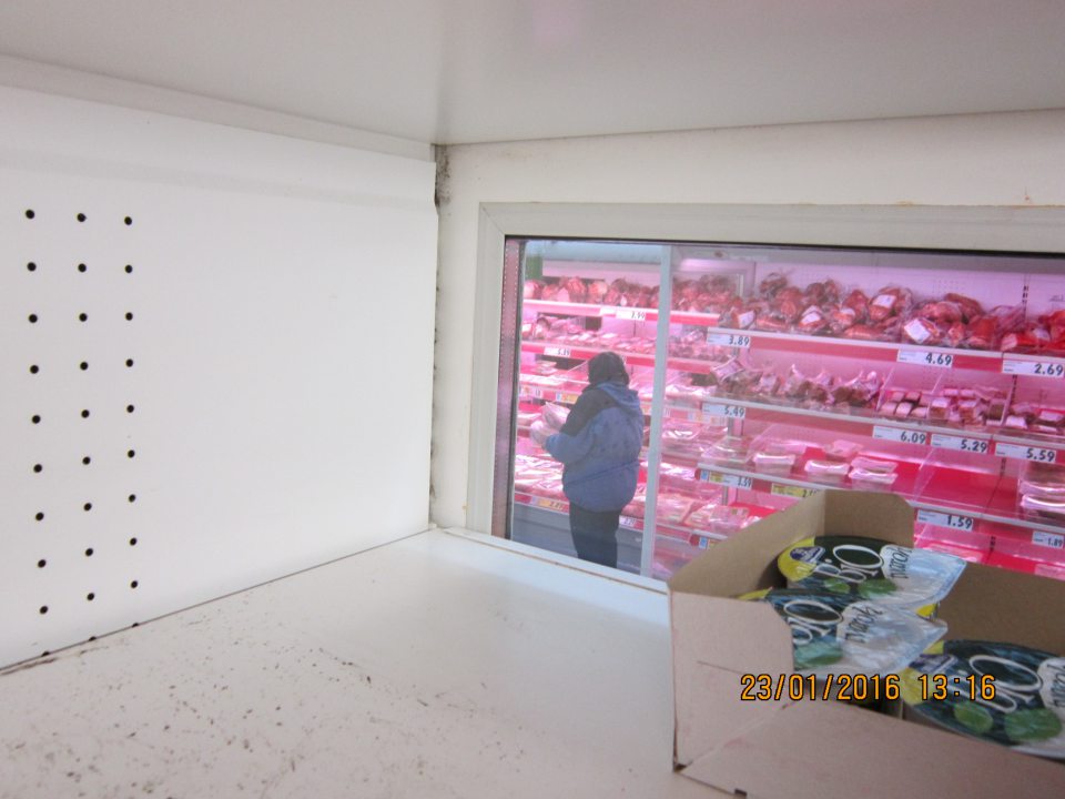 V predajni výskyt čiernej plesne v chladiacej vitríne.