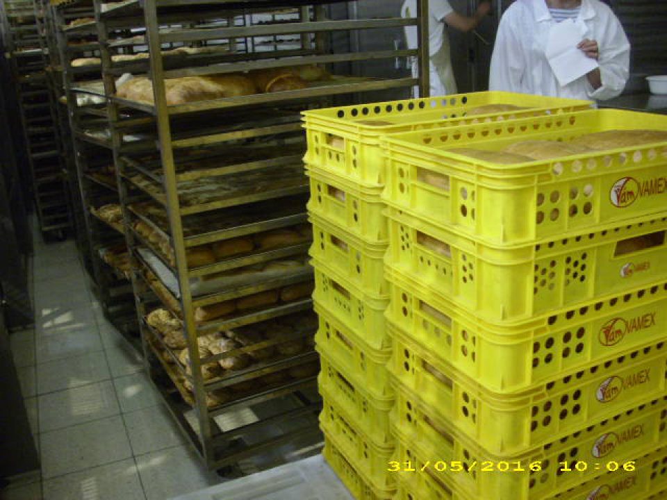 Vo výrobnej hale spolu umiestnené pekárske výrobky vyrobené vo vlastnej prevádzkarni s pekárskymi výrobkami uloženými v prepravkách od dodávateľov.