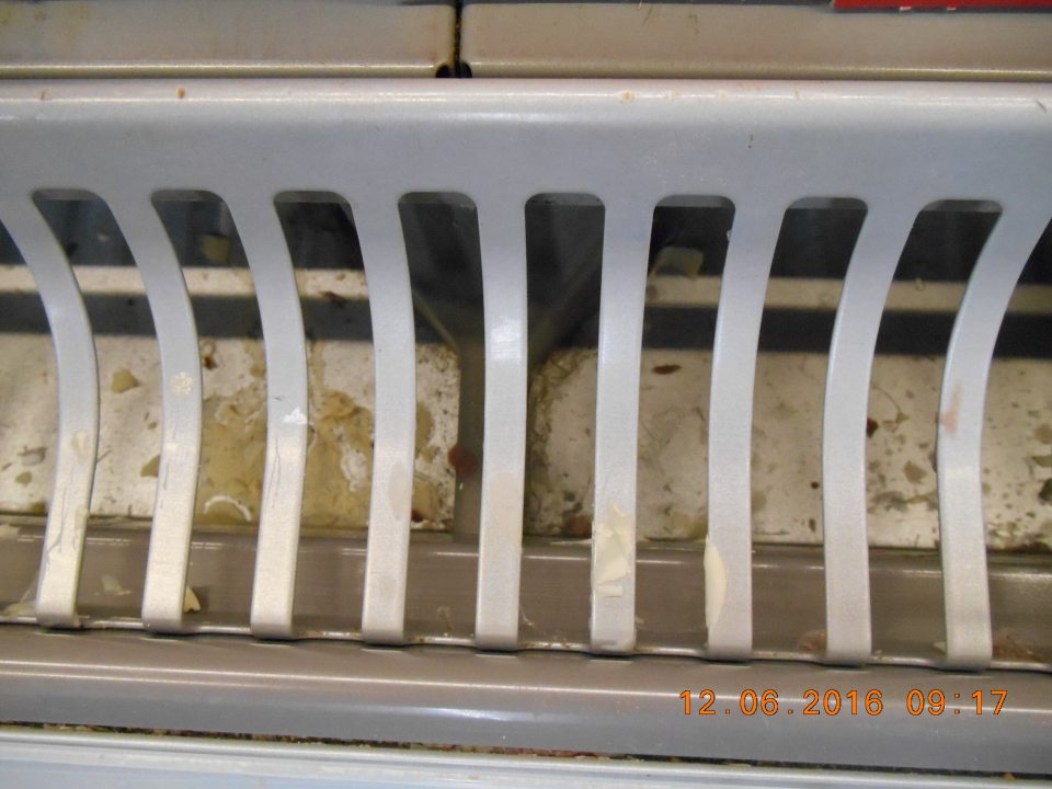 Na predajnej ploche znečistená chladiarenská vitrína pre mliečne výrobky.