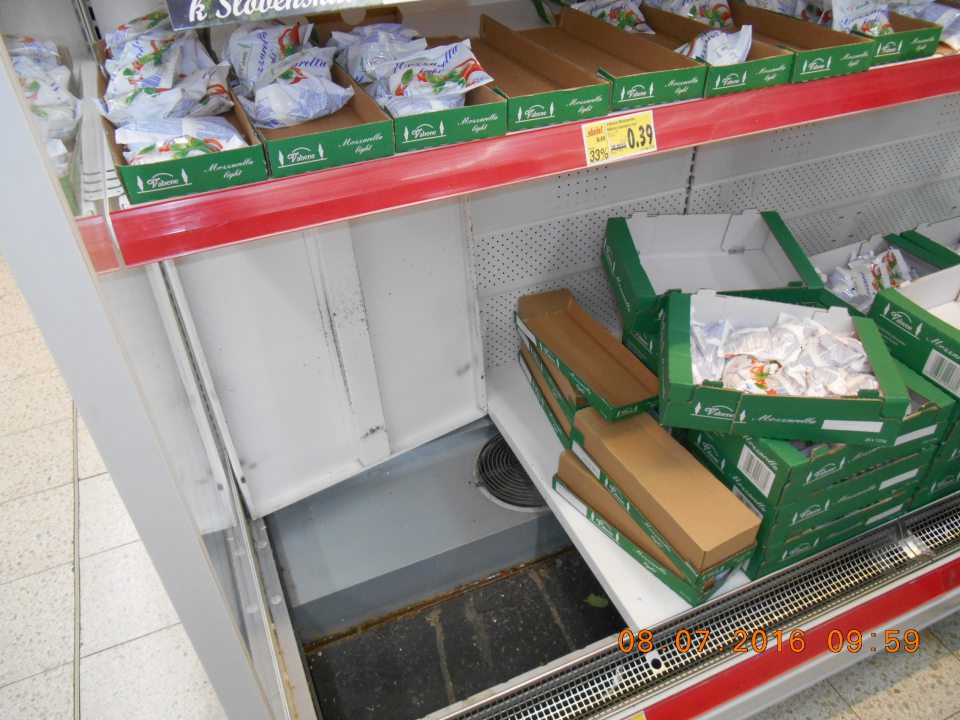 Výskyt plesní a rozkladajúceho sa biologického znečistenia pod úložnou doskou chladiarenského zariadenia v predajni.