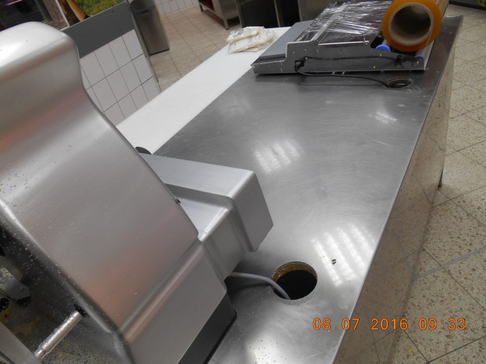 Výskyt lietajúceho hmyzu a poškodená technológia v prevádzkarni.