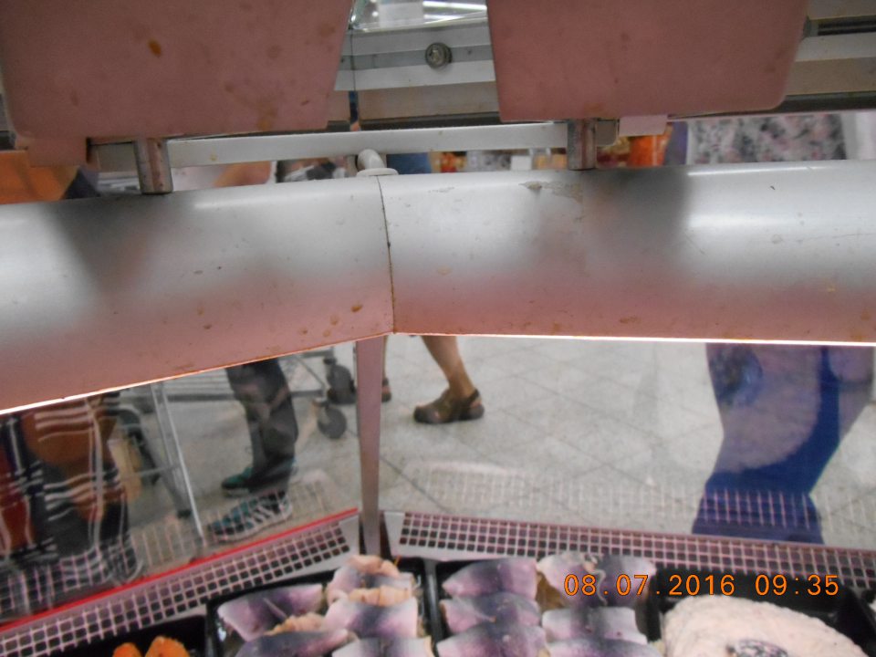 V prevádzkarni strop vitríny značne znečistený, stopy po vytečenom kondenzáte.