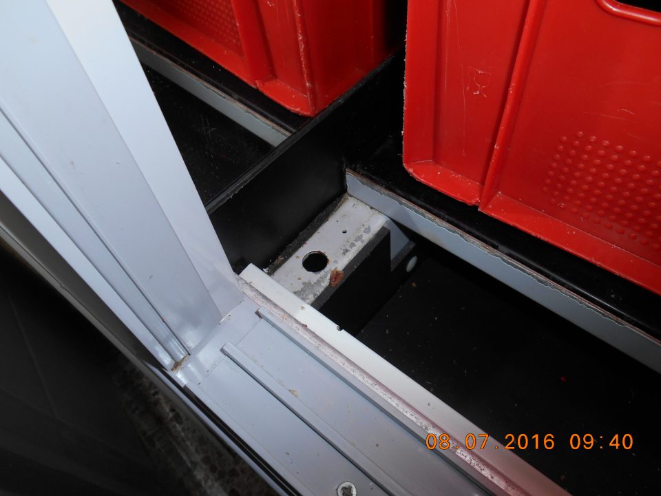 V príručnej chladiarenskej vitríne, v priestore lahôdok výskyt biologických zvyškov potravín, poškodené steny zariadenia, olupujúce sa plasty.