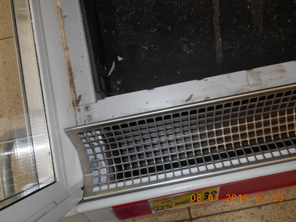 Výskyt nečistôt na mriežkach a pod mriežkami chladiarenského regálu mliečnych výrobkov.