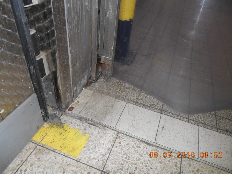 Pri vchode do skladu mäsa a mliečnych výrobkov v zázemí nedostatočné čistenie dverí a podlahy.