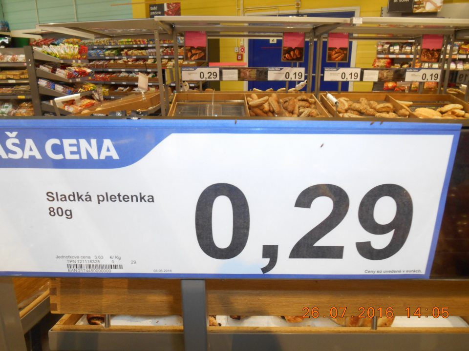 Výskyt živého hmyzu na cenovkách a košoch, v ktorých sú ponúkané na predaj nebalené pekárske výrobky.