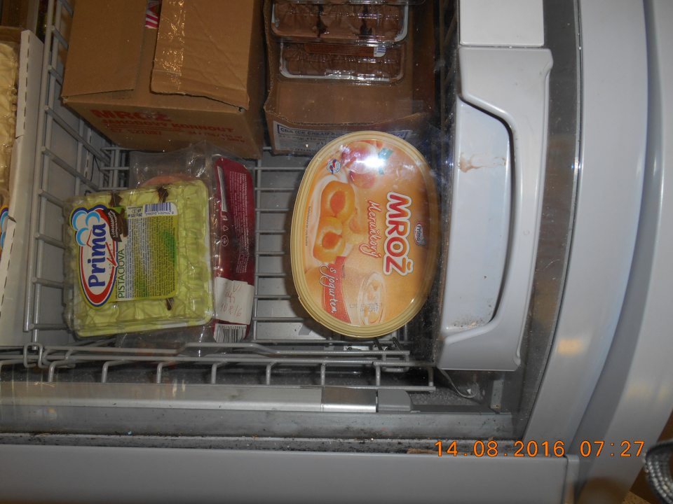 Na mraziarenskom boxe v zázemí prevádzky znečistené vodiace drážky a plastové rámy posuvných dvierok.