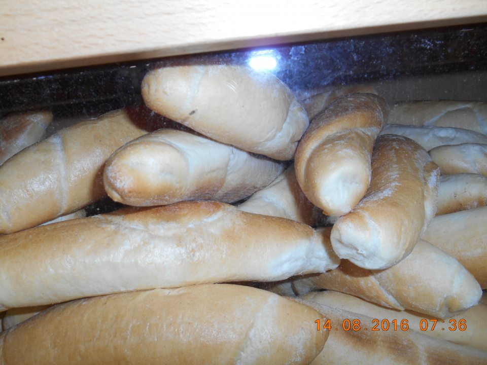 V predajni v násypnom boxe s nebalenými pekárskymi výrobkami výskyt drobného lietajúceho hmyzu.