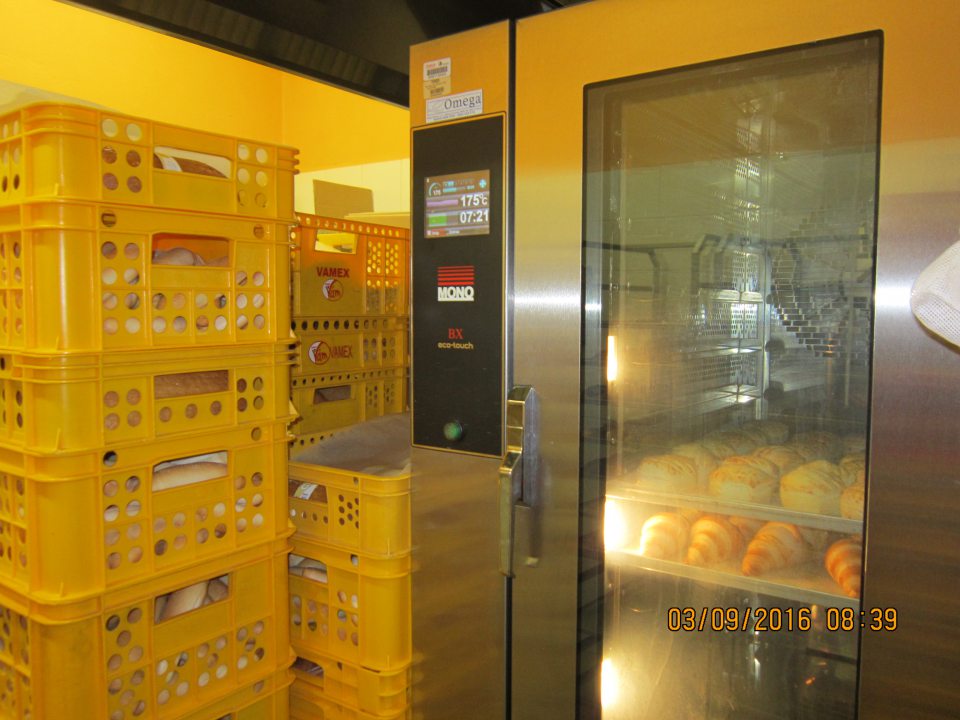 V priestoroch pečenia mrazených pekárskych polotovarov, kde prebieha proces dopekania, umiestnené prepravky, v ktorých je uchovávaný balený a nebalený pekársky tovar.