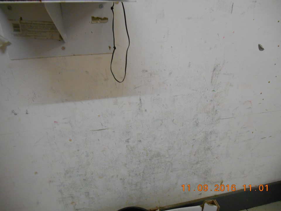 V prevádzke znečistené steny v sklade tovarov.