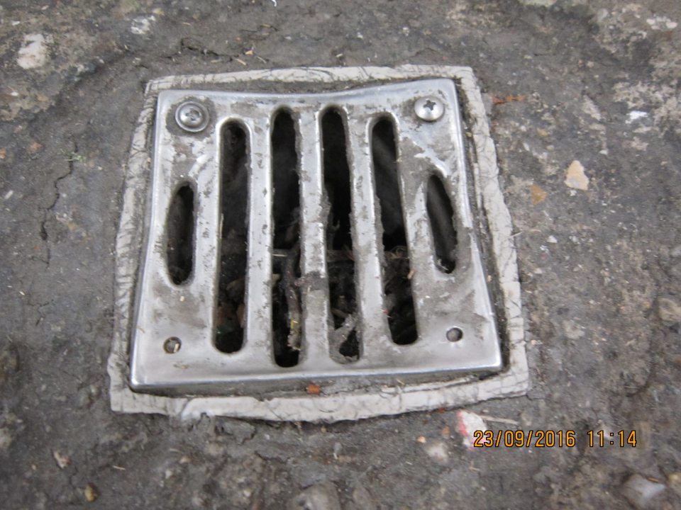 V zázemí prevádzky na chodbe pred chladiacim boxom mäsa poškodená podlaha v okolí odpadovej guličky, neumožňujúca dôkladné čistenie a dezinfekciu uvedenej plochy.