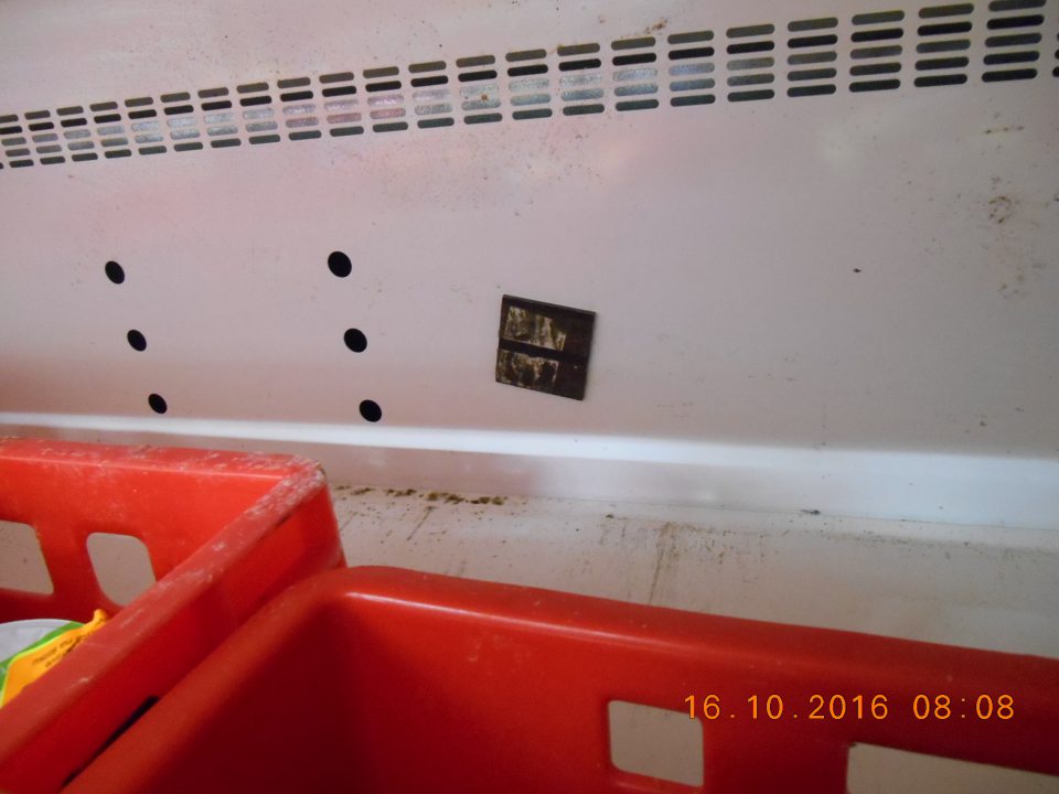 Na predajnej ploche znečistená chladiarenská vitrína.