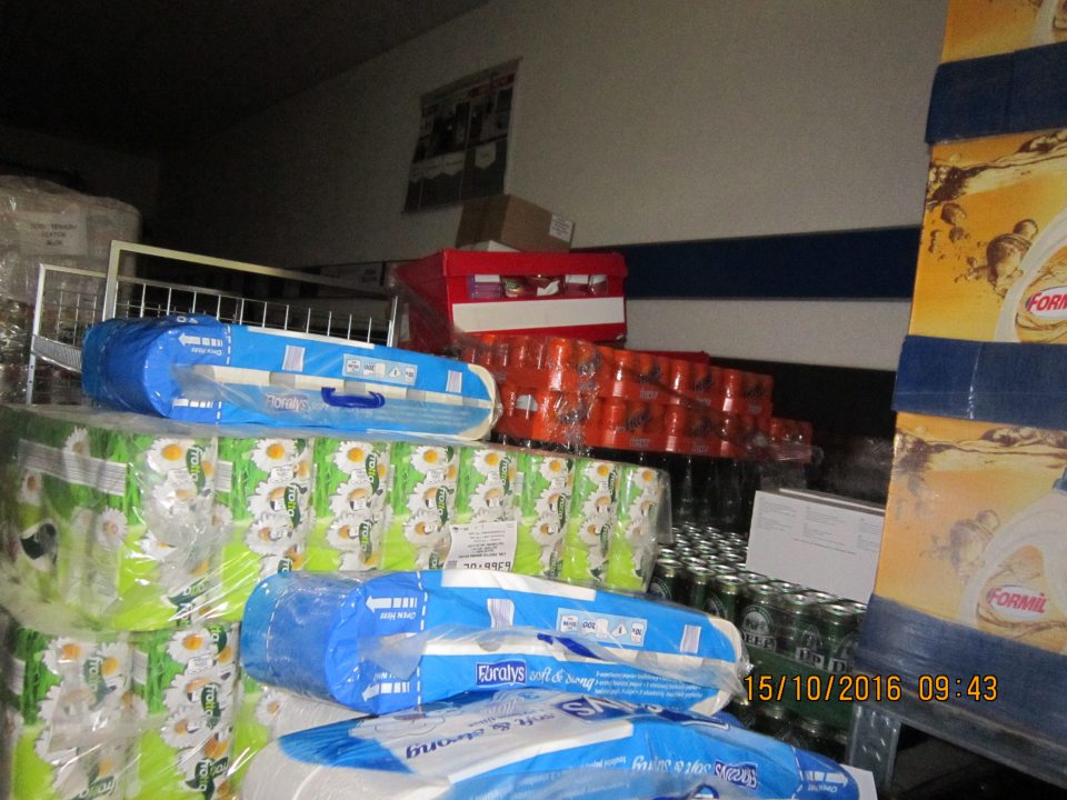 Skladové priestory predimenzované tovarom, stredová ulička je založená paletizačnými jednotkami bez možnosti kontrolovať skladované potraviny.