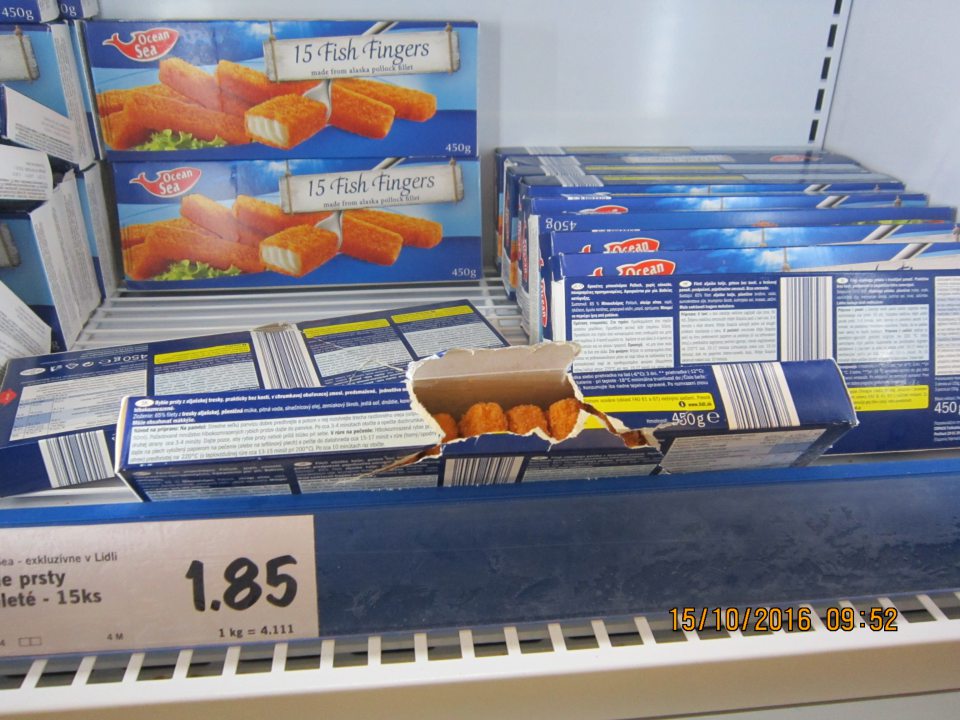 Predaj spracovaných hlbokozmrazených produktov rybolovu s poškodeným papierový obalom.