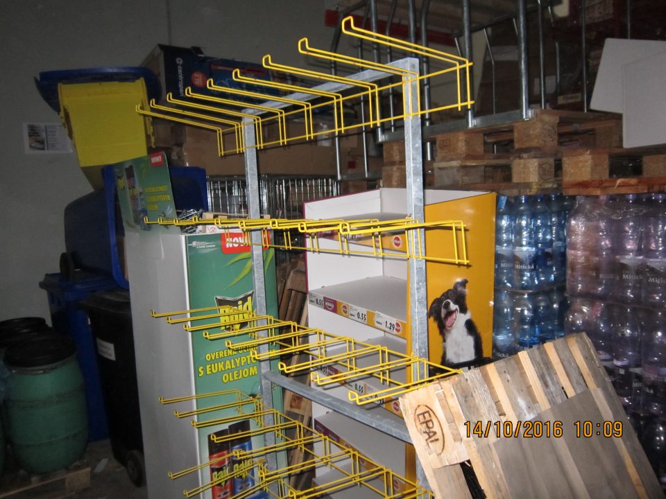 V zázemí prevádzky, v miestnosti označenej ako "Paletáreň, Živočíšny odpad - materiál kategórie 3, neurčené na ľudskú spotrebu" je umiestnený v kúte odpad živočíšneho pôvodu v uzatvárateľných nádobách, v miestnosti sú uchovávané aj balené minerálne vody na paletách. Na balených minerálnych vodách a vedľa nich sú umiestnené nepoužívané zariadenia, palety, kartóny, regály.